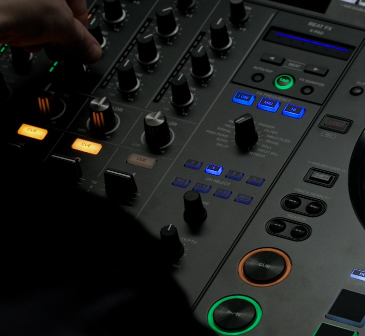 alphatheta xdj az club style dj layout for familiar workflow